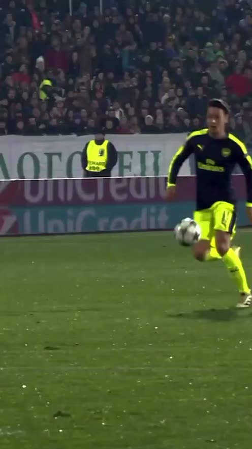 Il portiere vola accanto in un video AI del gol di Ozil